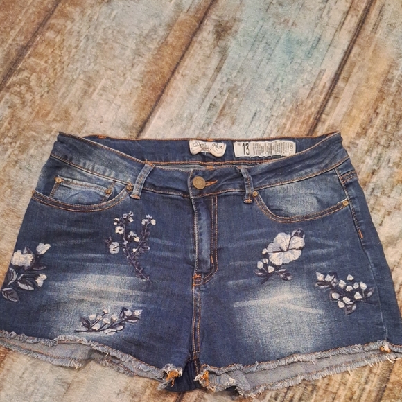 Indigo Rein Blue Jean Shorts with Floral Embroidery. Excellent Condition Size 13 - Picture 1 of 8